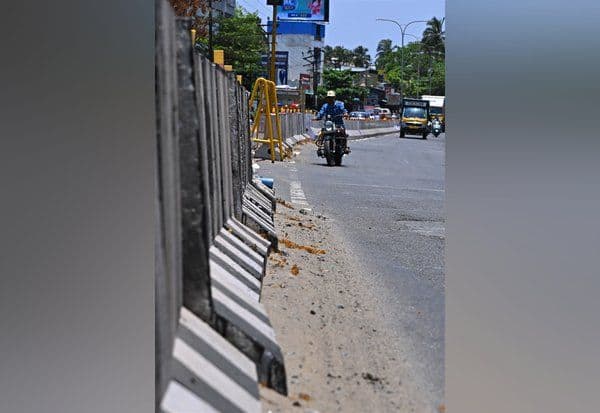  சாலையோரத்தில் மணல் குவியல் விபத்தில் சிக்கும் வாகன ஓட்டிகள்