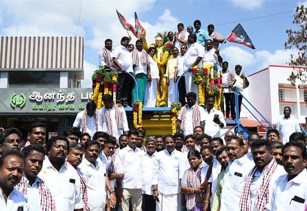  கடலுார் அ.தி.மு.க., வேட்பாளர் சம்பத் அம்பேத்கர் சிலைக்கு மாலை அணிவிப்பு