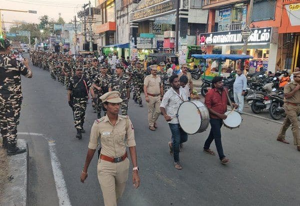  போலீஸ் கொடி அணிவகுப்பு