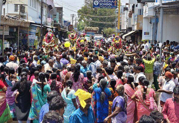  கொளுத்து வெயிலில் குதிரை சுமந்து ஊர்வலம்