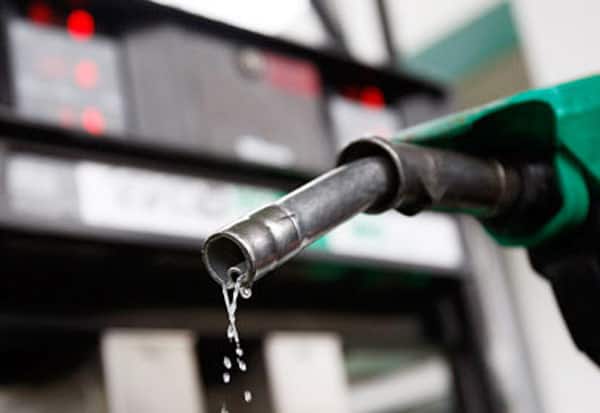 பெட்ரோலில் லிட்டருக்கு ரூ.18; டீசலில் ரூ.35: எண்ணெய் விற்பனையில் அரசுக்கு இழப்பு