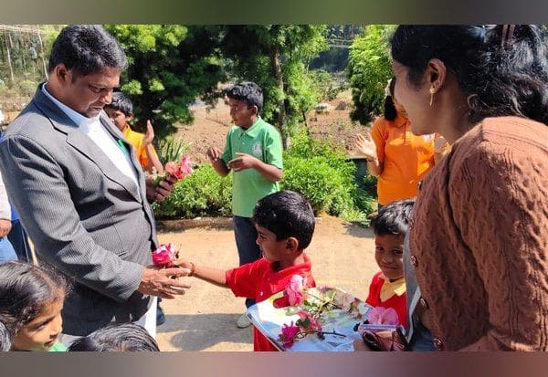  மலர் கொடுத்து வரவேற்ற மழலையர் நெகிழ்ச்சி அடைந்த நீதிபதி