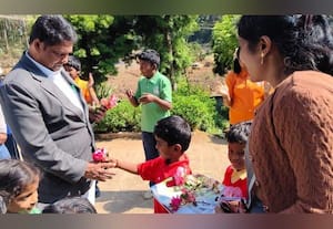  மலர் கொடுத்து வரவேற்ற மழலையர் நெகிழ்ச்சி அடைந்த நீதிபதி