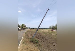  பாப்பனாகோட்டை பகுதியில் சாயும் நிலையில் மின் கம்பம்