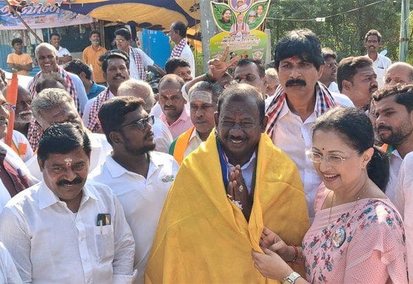  தி.மு.க. ,வினர் டோக்கன் கொடுத்து ஏமாற்றுவர் :அ.தி.மு.க., வேட்பாளர் குமரகுரு பேச்சு
