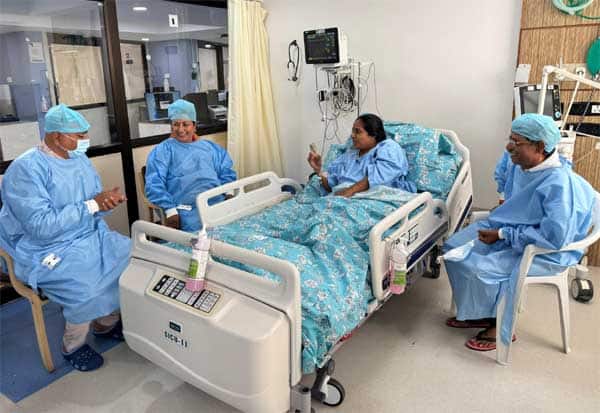 வானதி சீனிவாசனிடம் நலம் விசாரித்தார் டில்லி முதல்வர்