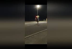  பாண்டி மெரினாவில் ஆபத்தான பைக் சாகசம்: போலீசார் விசாரணை 