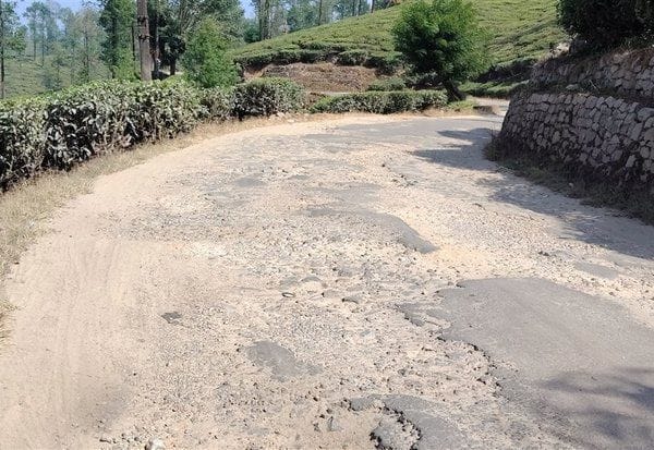  ரோட்டை சீரமைக்க தயக்கம்: வாகன ஓட்டுநர்கள் பரிதவிப்பு