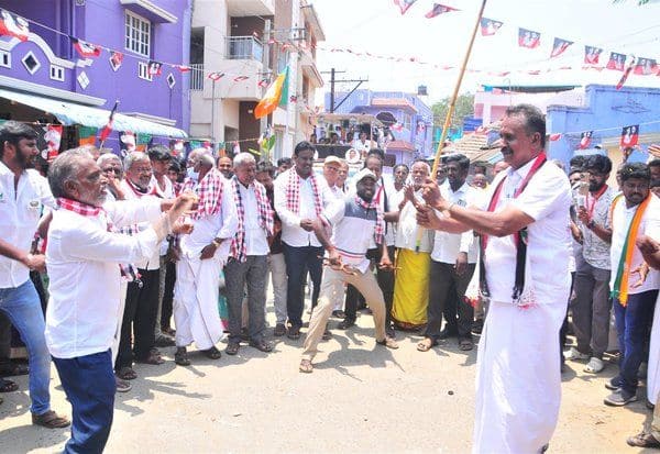 சிலம்பம் சுற்றி ஓட்டு சேகரித்த முன்னாள் அமைச்சர் வேலுமணி