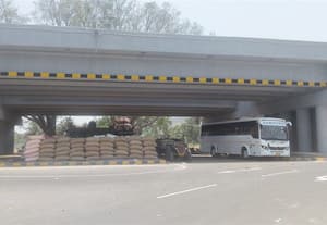 திருவள்ளூர் மாவட்ட கொள்முதல் நிலையங்களில் தேக்கம் ﻿ 30,000 நெல் மூட்டைகள்!விற்பனைக்காக இரவு, பகலாக காத்திருக்கும் விவசாயிகள்