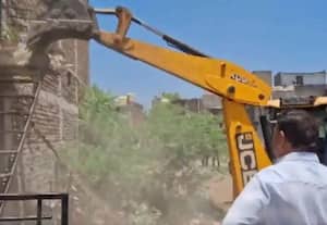  180 சிறுமியரை சீரழித்த மஹா., இளைஞரின் வீடு இடிப்பு