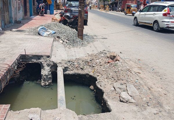  தனுஷ்கோடி தேசிய நெடுஞ்சாலையில் 3 மாதமாக பள்ளம்: விபத்து அபாயம்