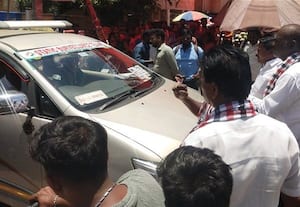  ரூ.8,000 கூப்பன் மாதிரி வழங்கிய தி.மு.க.,வினர் போலீசில் ஒப்படைப்பு