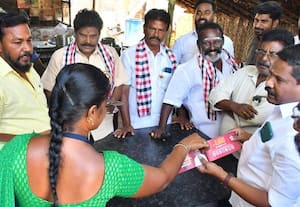  வாக்காளர்களுக்கு ரூ.8000 போலி கூப்பன் சிவகங்கையில் வழங்கிய தி.மு.க.,வினர்  அதிகாரியிடம் அ.தி.மு.க., புகார்  