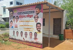  ரேஷன் கடை முன் தி.மு.க. பேனர்