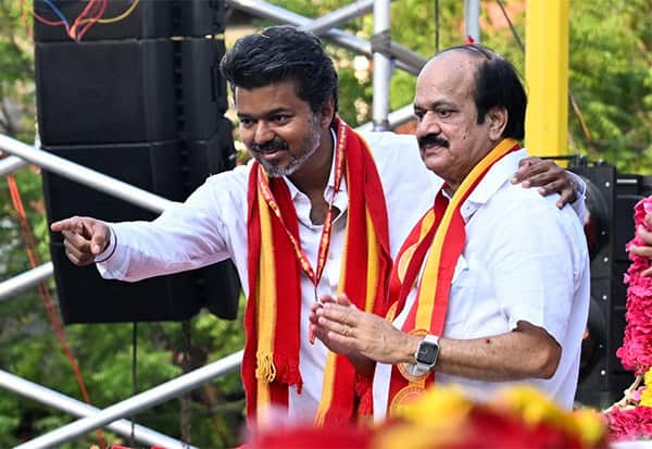 சென்னையில் பேசாமல் பிரசாரம் செய்த விஜய்!