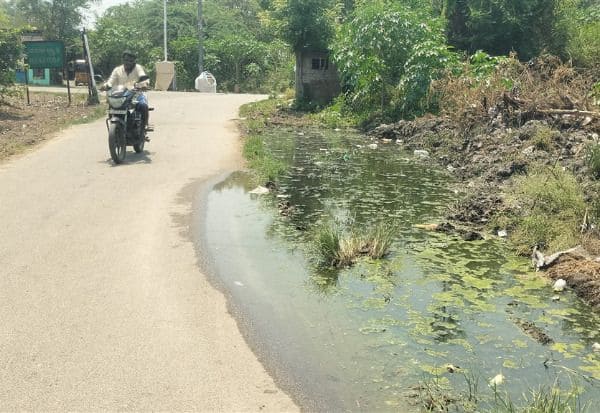  சாலையில் வழிந்தோடும் கழிவுநீர் நோய் தொற்று பாதிப்பில் மக்கள்