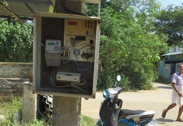  திறந்து கிடக்கும் மின்பெட்டி தாட்டித்தோப்பில் அபாயம்