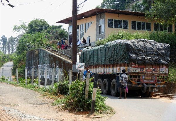  அதிக லோடு ஏற்றி வரும் அரிசி லாரிகள் நடுவழியில் நிற்பதால் போக்குவரத்து பாதிப்பு