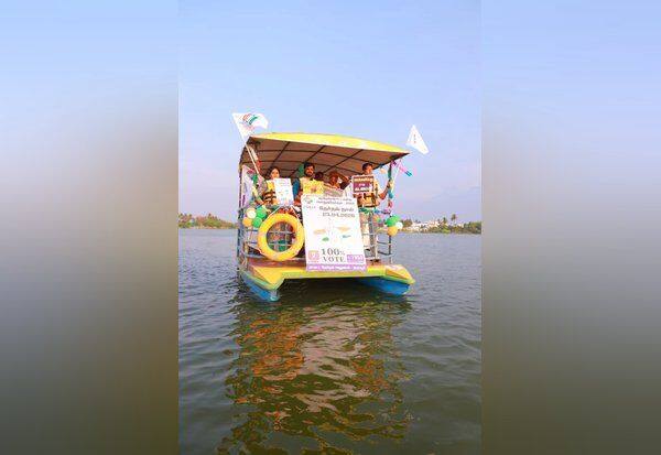  படகில் சவாரி செய்து தேர்தல் விழிப்புணர்வு