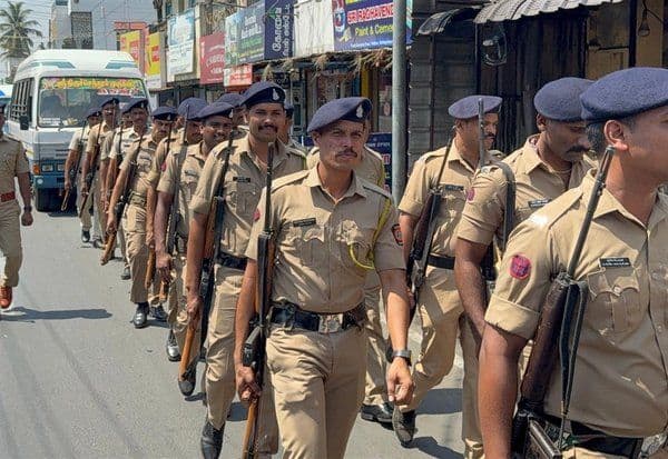  போலீசார் கொடி அணிவகுப்பு