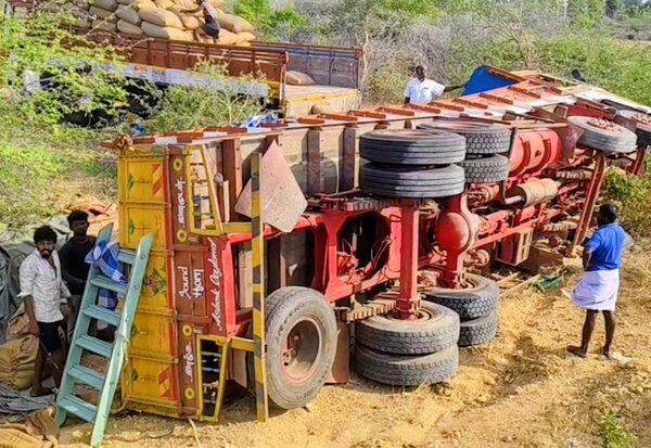  கனரக லாரி கவிழ்ந்தது : டிரைவருக்கு காயம்