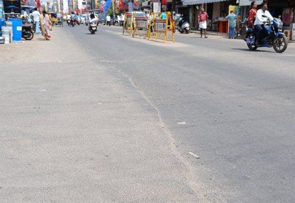  பரமக்குடியில் 39 டிகிரி வரை பதிவான வெயில்; வெறிச்சோடிய ரோடுகள்