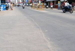  பரமக்குடியில் 39 டிகிரி வரை பதிவான வெயில்;  வெறிச்சோடிய ரோடுகள்