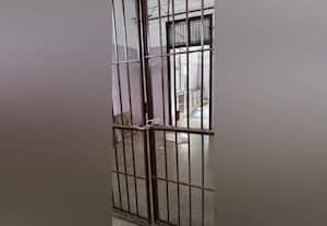 மதுரை அரசு மருத்துவமனையில் பாதுகாப்பிற்கு 'டபுள் கேட்': சுற்றிச் சுற்றி செல்லும் டாக்டர்கள், பணியாளர்கள்