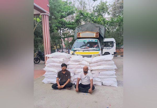  குட்கா மூட்டைகள் பறிமுதல் 2 பேர் கைது: 400 கிலோ பறிமுதல்