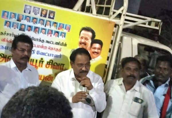 'மாஜி' அமைச்சர் மகன் தி.மு.க.,வுக்கு ஓட்டு சேகரிப்பு