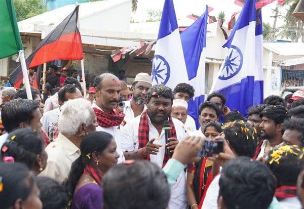  பொது மக்கள் கேள்விகளுக்கு பதில் அளித்து தி.மு.க., வேட்பாளர் நுாதன பிரசாரம்