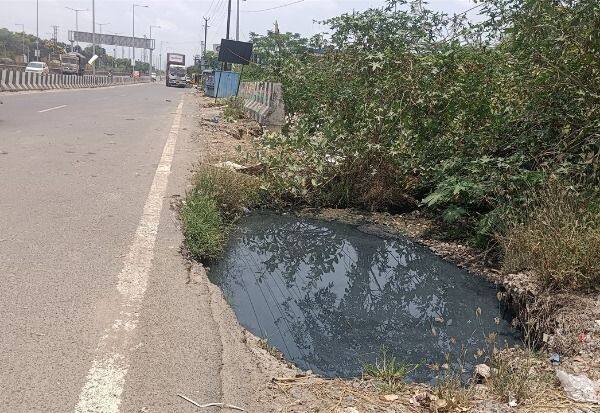  மாவட்ட எல்லையில் கொட்டப்படும் கழிவுநீர் அதிகாரிகளுக்கு போக்கு காட்டும் லாரி ஓட்டுநர்கள்