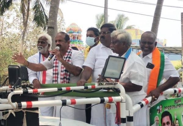  பிரச்னை என்றால் போன் பண்ணுங்க விசிட்டிங் கார்டு அளித்து ஓட்டு சேகரிப்பு அமைச்சர் ரமணா புதுயுக்தி