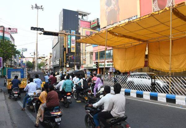  திசை மாறிய பந்தலால் வெயிலில் நிற்கும் வாகன ஓட்டிகள்
