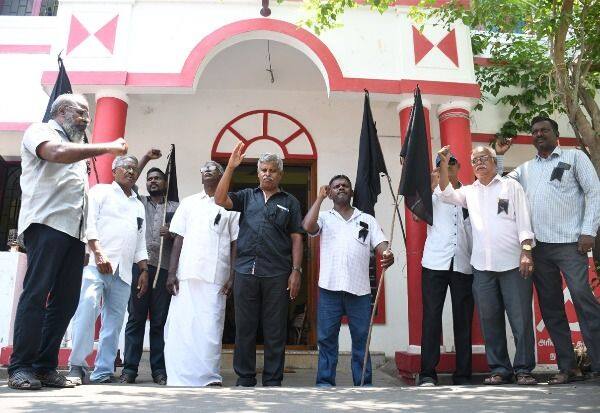  மா.கம்யூ., அலுவலகத்தில் கருப்புக் கொடி ஆர்ப்பாட்டம்