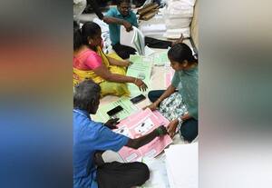  குண்டூசி முதல் அழியா மை வரை... வாக்குச்சாவடி பொருட்கள் வந்தன