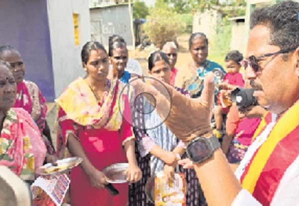 மொடக்குறிச்சி த.வெ.க., வேட்பாளர் கட்சி வாக்குறுதிகளை கூறி பிரசாரம்