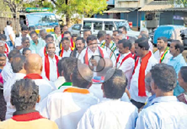 திங்களூரின் வளர்ச்சி பணிகளை பட்டியலிட்டு தோப்பு வெங்கடாச்சலம் வாக்கு சேகரிப்பு