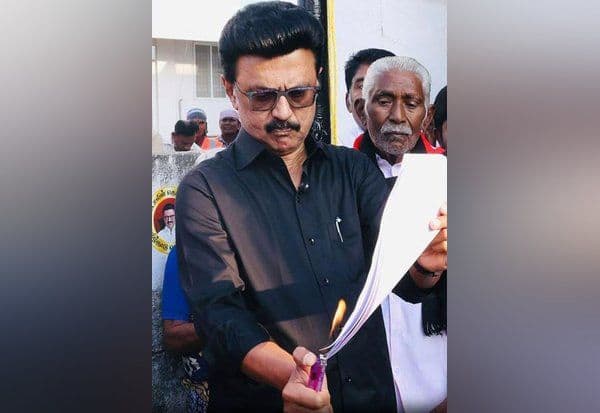 தொகுதி மறுவரையறைக்கு எதிர்ப்பு; மசோதா நகலை முதல்வர் எரித்தார்: தி.மு.க., கூட்டணி கட்சியினரும் போராட்டம்
