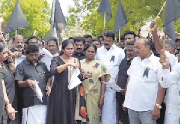 தொகுதி மறுவரையறை மசோதாவுக்கு கறுப்புக்கொடி ஏற்றி தி.மு.க., எதிர்ப்பு