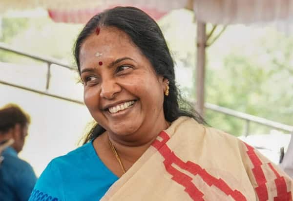  மருத்துவமனையில் இருந்து தேர்தல் பணி செய்யும் வானதி
