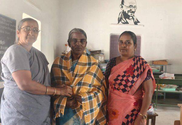  ஓய்வு பெறும் பணியாளருக்கு பள்ளியில் பாராட்டு விழா