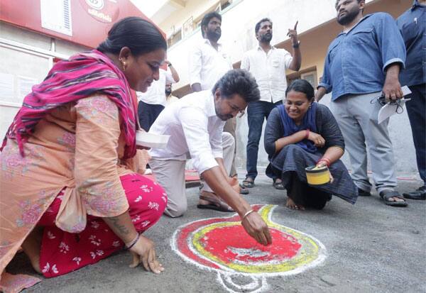  பெரம்பூரில் விஜய் போட்ட விசில் கோலம்