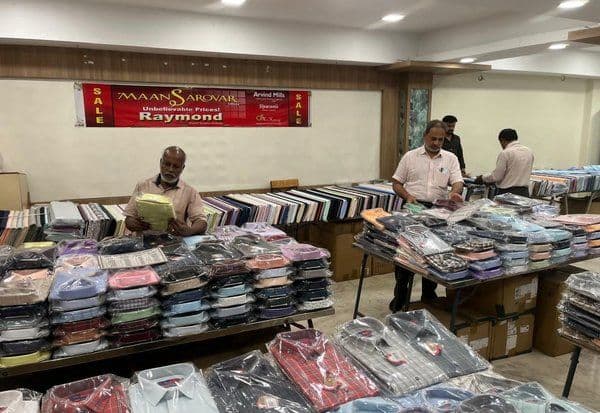  'மான்சரோவர்' நிறுவனம் சார்பில் ஆடை விற்பனை கண்காட்சி
