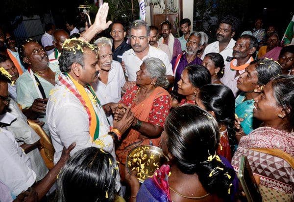  பா.ஜ. வேட்பாளர் முருகனுக்கு ஆரத்தி எடுத்து உற்சாக வரவேற்பு திருமலைக்கவுண்டம்பாளையத்தில் திரண்ட பொதுமக்கள்