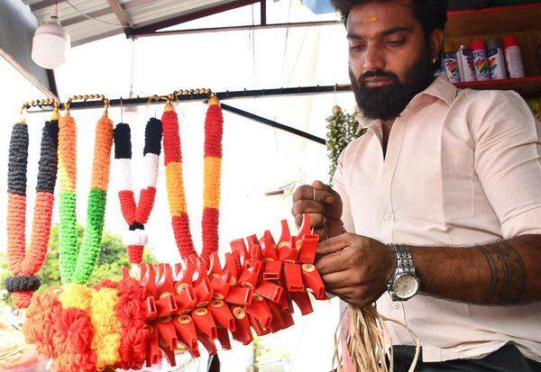  கடுகு முதல் 'கரன்சி' வரை... தேர்தல் களத்தில் அசத்தும் மாலைகள்