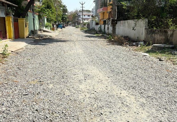  3 மாதங்களாக கிடப்பில் சாலை பணி :புழுதி மண்டலத்தால் மக்கள் அவதி