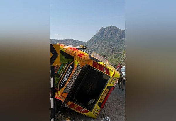  'கொடை 'சாலையில் கவிழ்ந்த பஸ்