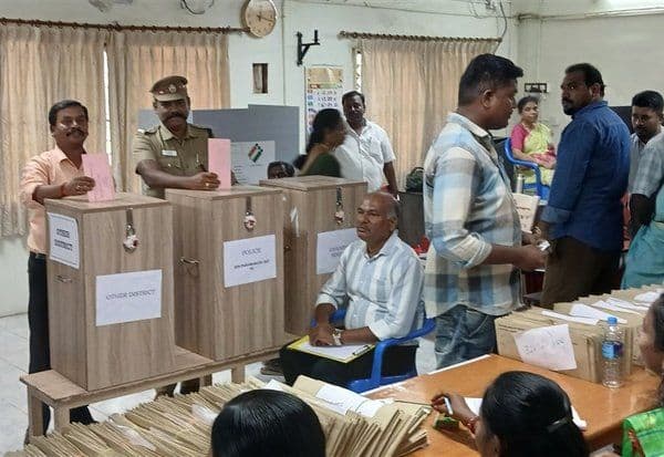  ஆர்.டி.ஓ., அலுவலகத்தில் தபால் ஓட்டுகள் சேகரிப்பு: 3 நாள் ஓட்டுப்பதிவு நடக்கிறது